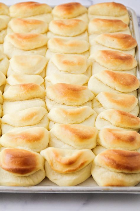 Parker House Rolls - The Baker Upstairs Dinner Rolls Recipe Homemade, Recipe Bread Machine, Parker House Rolls Recipe, Parker House Rolls, Biscuit Rolls, Homemade Dinner Rolls, Yeast Rolls, Dinner Rolls Recipe, Recipes Sweet