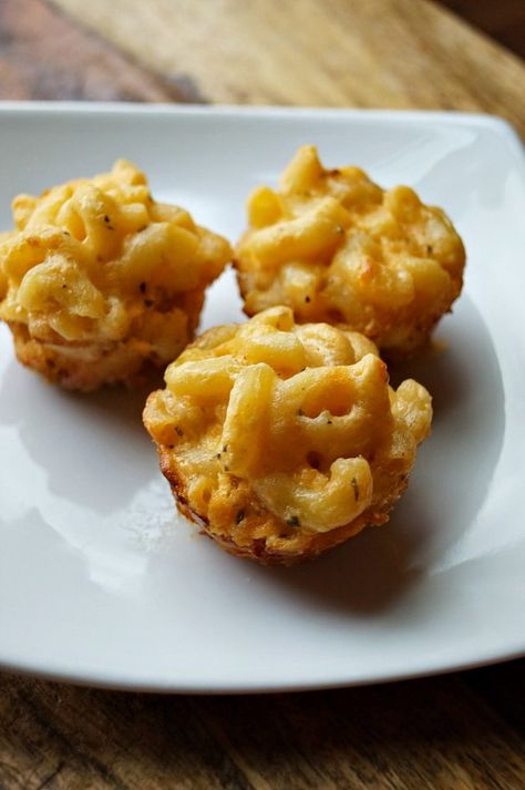 Sometimes, you need to be able to eat your mac & cheese on-the-go. Get the recipe from Old House to New Home.   - Delish.com Cheese Bites Recipe, Mac And Cheese Cups, Host Party, Cheese Cups, Mac And Cheese Bites, Hosting Ideas, Big Moon, Baked Mac N Cheese, Salad Pasta