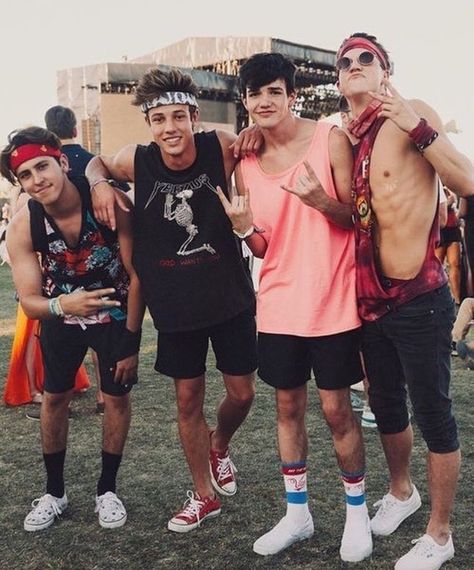 Taylor Caniff Coachella Mens Fashion, Mode Coachella, Coachella Outfit Men, Mens Festival Fashion, Rave Outfits Men, Festival Outfits Men, Festival Mode, Taylor Caniff, Look Festival