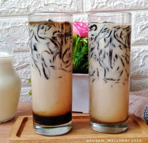 Resep minuman segar untuk buka puasa © 2020 Instagram/@banususanto ; Instagram/@dellasuzura Fresh Drink Recipes, Indonesian Desserts, Quick Cooking Recipes, Iced Drinks Recipes, Tea Drink Recipes, Berbuka Puasa, Buka Puasa, Fresh Drinks, Food Street