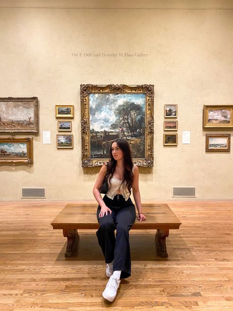 Photoshoot Simple, Museum Date Outfit, Philadelphia Art Museum, Museum Photoshoot, Poses Sitting, Art Gallery Outfit, Museum Outfit, Philadelphia Art, Museum Photography