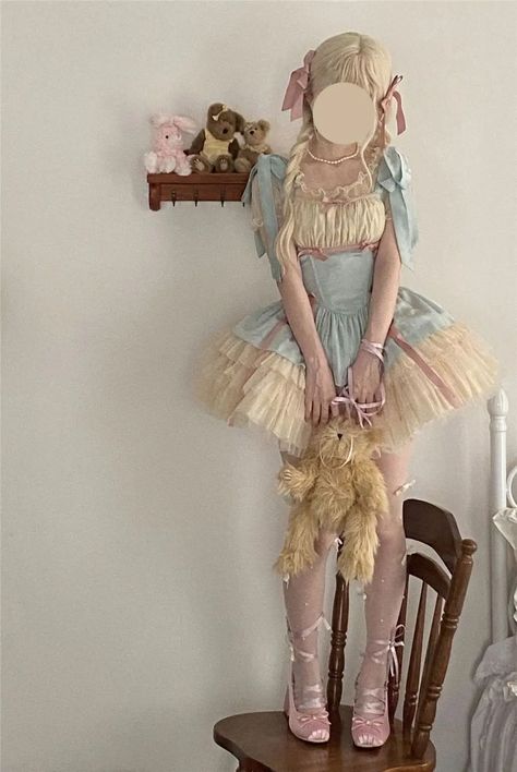 Porcelain Doll Photoshoot, Porcelain Doll Halloween Costume, Porcelain Doll Outfit, Porcelain Doll Halloween, Doll Costume Halloween, Pretty Clown, Doll Photoshoot, Porcelain Doll Costume, Doll Halloween Costume