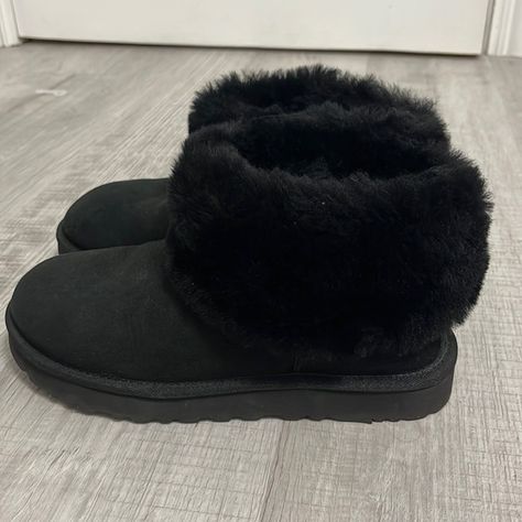 black ugg minis (size 7) Electrical Engineering Student, Fur Uggs, Ugg Minis, Uggs Mini, Wishlist For Christmas, Cute Uggs, Uggs Black, Gamer Party, Short Uggs