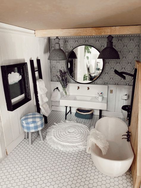 Modern Dollhouse Bathroom, Miniature Dollhouse Bathroom Ideas, Diy Dollhouse Light Fixtures, Dolls House Bathroom, Dollhouse Bathroom Ideas, Dollhouse Bedroom Ideas, Dollhouse Interior Ideas, Doll Bathroom, Ag Doll House