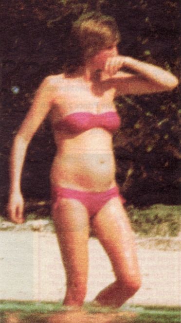 February 17, 1982: Princess Diana on the beach at Savannah Sound during her ten-day holiday at Countess Mountbatten's cottage on Windermere Island, Bahamas. Diana Pregnant, Princess Diana Pregnant, Prince Charles And Diana, Spencer Family, Princess Diana Pictures, Princes Diana, Charles And Diana, Diana Spencer, Princesa Diana