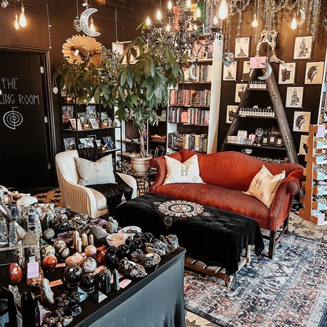 Witch shop vibes Tarot Shop Aesthetic, Witch Cafe Aesthetic, Witch Interiors, Witch Shop Aesthetic, Botanical Gothic, Goddess Room, Witchy Store, Lunar Living, Apothecary Store