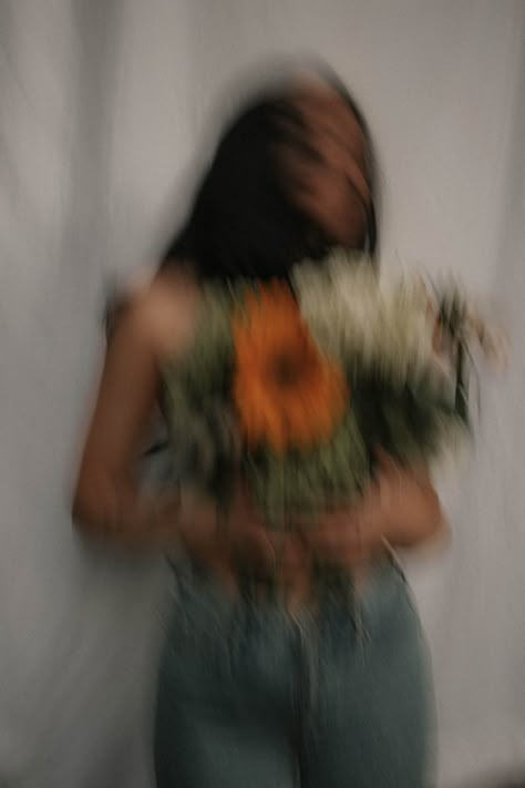 Blurry Aesthetic Portrait, Flowers Self Portrait, Photo Idea With Flowers, Flower Self Portrait Photography, Insta Photo Ideas With Flowers, Blue Flowers Photoshoot, Flowers On Chest Photography, Jeans And Flowers Photography, Women With Flowers Aesthetic