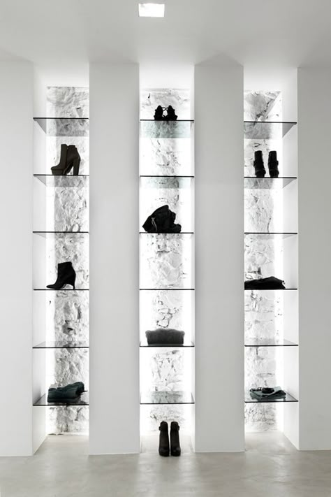 Ley dialéctica, contraste, semejanza y principio de Birkhoff . María Alberola Retail Display Floating Shelves, Shoe Display Retail, Store Display Shelves, Display Wall Design, Retail Lighting Design, Cortona Italy, Store Lighting, Display Visual Merchandising, Shoe Store Design