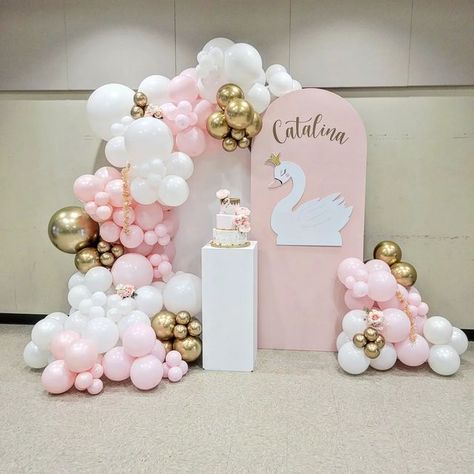 Swan Backdrop, Swan Party Decorations, Swan Birthday Party Decoration, Swan 1st Birthday Party, Swan Birthday, Swan Centerpiece Ideas, Swan Baby Shower Ideas, Swan Birthday Party Ideas, Swan Cake