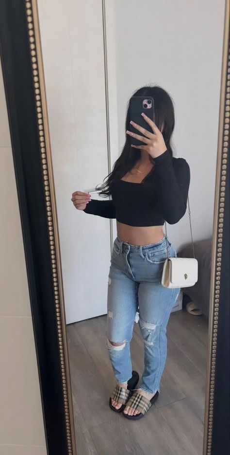 Iconic School Outfits, Buchifresa Outfits School, Latina Outfits Casual, Kurt Geiger Bag, Baile Outfits, Girly Style Outfits, Latina Outfits, Cute Outfits With Leggings, Latina Outfit