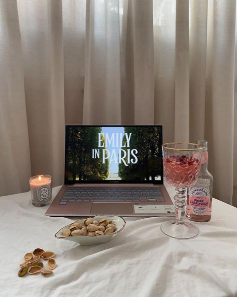 Watching Tv Aesthetic, Girl Watching Tv, Watching Movies Aesthetic, Paris Movie, Netflix Aesthetic, Rose Lemonade, Film Watch, Movie Watching, Jewerly Designs