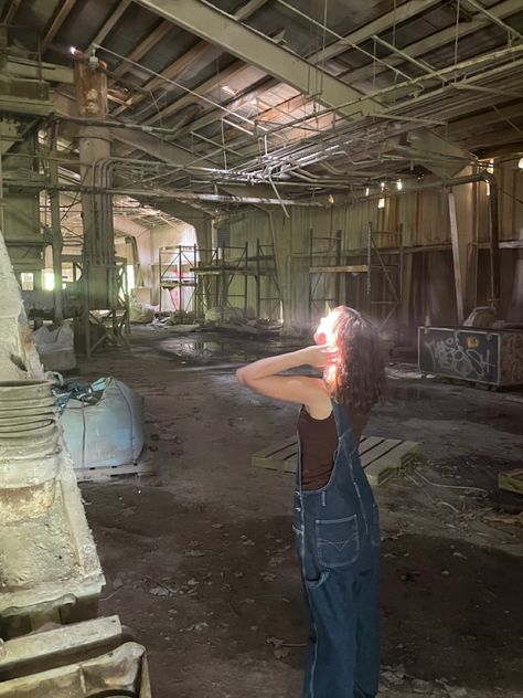 Abonded Places Photoshoot, Abandoned Places Insta Pics, Abandoned Factory Photoshoot, Abandoned Place Photoshoot, Urbex Outfit, Exploring Abandoned Places Aesthetic, Abandoned Places Photoshoot, Grunge Places, Mech Aesthetic