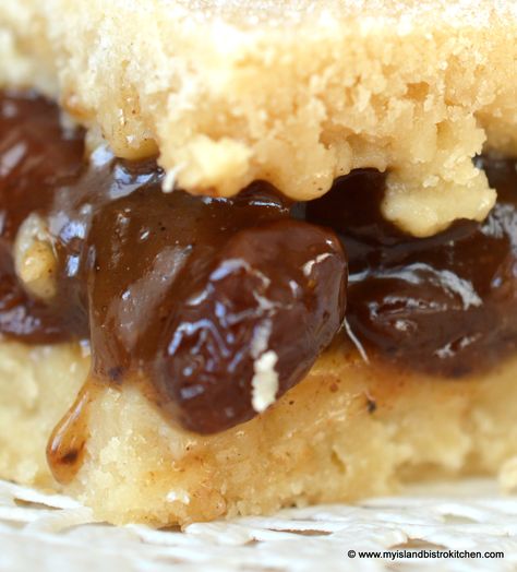 Raisin Puff (aka Plum Puff) is an old-fashioned dessert made with a rich raisin filling sandwiched between two layers of soft shortbread. Raisin Squares Old Fashioned, Raisin Desserts, Raisin Squares Recipe, Raisin Squares, Cookie Squares, Baking Bars, Puff Dessert, Raisin Pie, Raisin Recipes