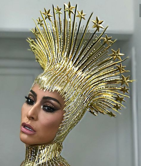 Headpiece Diy, Sabrina Sato, Crown Hat, Gold Beauty, Futuristic Fashion, Carnival Costumes, Costume Makeup, Tiaras And Crowns, Hair Art