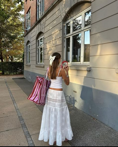 White Flowy Skirt Outfit, Anna Winck, Teenager Style, Ootd Vacation, Vacation Skirt, Skirt Outfit Summer, Rok Outfit, Aesthetic Fit, Skirt Aesthetic