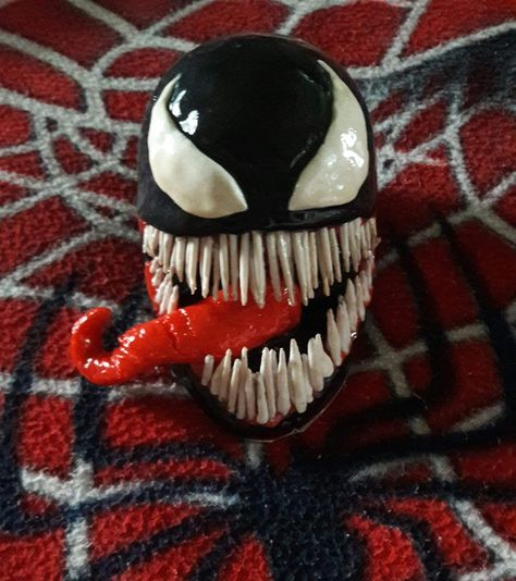 Venom  polymer clay #marvel #crafts Marvel Ceramics Ideas, Marvel Clay Ideas, Clay Marvel, Marvel Crafts, Spiderman Girl, Clay Pinch Pots, Star Wars Mugs, Venom Art, Polymer Clay Fairy