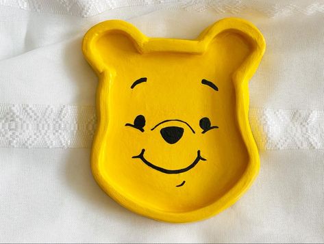 Winnie The Pooh Clay Art, Winnie The Pooh Ceramics, Winnie The Pooh Pottery, Clay Winnie The Pooh, Winnie The Pooh Clay, Cottagecore Crafts, Piglet Eeyore, Clay Plates, Diy Air Dry Clay