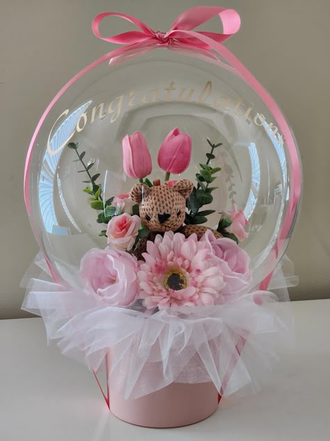 This bobo balloon encapsulates a cute teddy bear surrounded by a beautiful field of pink roses and flowers. It displays a pretty and interesting decorations that is perfect in a home or as a gift. Check out our other colors on our etsy store! Flowers Inside Balloons, Flower Inside Balloon, Clear Balloon Centerpieces, Balloon Gift Basket, Balloon Stuffing Ideas, Stuffing Ideas, Flower Graduation, Valentine Gifts For Boys, Bobo Balloons