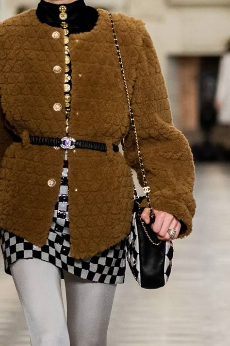 Vintage Chanel Outfit, Chanel Fall 2022, Chanel Inspired Outfit, Kaia Gerber Style, Chanel Outfit, Model Outfit, Versace Fashion, Chanel Inspired, Chanel Collection