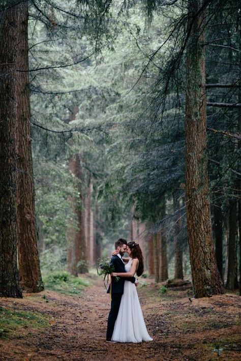 Photography Poses Nature, Poses Nature, Wedding Ceremony Pictures, Nature Woods, Outdoor Wedding Photography, Wedding Picture Poses, Pose Fotografi, Wedding Photography Styles, Wedding Photography Tips