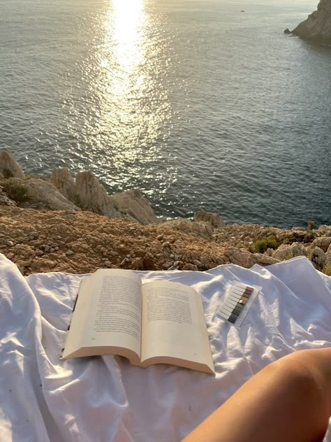 #summer #sea #book Reading Outside, Sunset At The Beach, Reading Motivation, Beach Books, Reading Aesthetic, In Another Life, Beach Reading, Enjoying The Sun, Summer Feeling