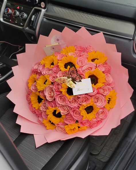 Pink and yellow 💛 🌸🌻🩷 . . . . Pre-Order your bouquet 💐 for any occasions. Add On's available, Crowns 👑, balloons 🎈, toppers , Sash , pins 📌, chocolates ��🍫 Dm or send a whatsapp to 914-648 2510 Delivery available 📍Yonkers,NY . . . #flowersofinstagram #newpost #likesharecommentfollow💕❤️❤️❤️ #ａｅｓｔｈｅｔｉｃ #organic #supportlocal #shopsmall #yonkers #nyc #florist #ramobuchon Pink And Yellow Bouquet, Nyc Florist, Birthday Flowers Bouquet, Yellow Bouquets, Yellow Gifts, Yellow Glitter, Glitter Roses, Bouquet Ideas, Birthday Flowers