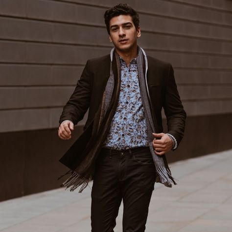 Mens formal black blazer with a grey scarf and a printed shirt / Mens styling Formal Black Blazer, Scarf Outfits, Men's Scarf, Rosé Instagram, Scarf Outfit, Second Choice, Dress Classy, Grey Scarf, Fashion Suits