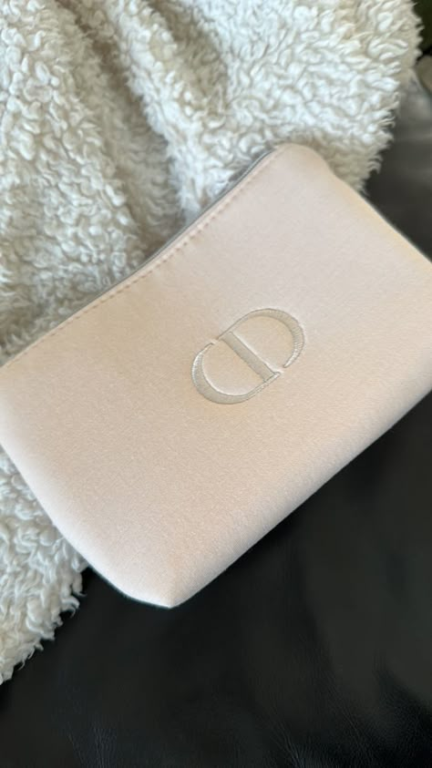 Dior Makeup Pouch, Dior Makeup Bag, Dior Lip Oil, Dior Pouch, Dior Blush, Makeup Dior, Mini Makeup Bag, Dior Backstage, Dior Lip