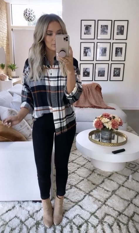 Business Casual With Flannel, Black Legging Sweatshirt Outfit, Crop Flannel Shirt Outfit, Office Flannel Outfit, Nice Thanksgiving Outfits Women, Mom Fashion Inspo Outfits, Jean Fall Outfits Women, Teacher Outfits Winter 2022, Flannel Office Outfit