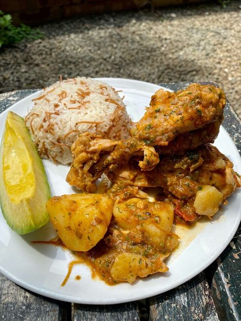 Pollo Sudado con Arroz de fideos | Otro de los platos que llevo y siempre llevaré en mi corazón 🫶, y seguro que muchos colombianos también… su majestad el Pollo guisado 🤤😋. Comida casera,... | By Candelo cocina - Facebook Patio, Kawaii, Patios