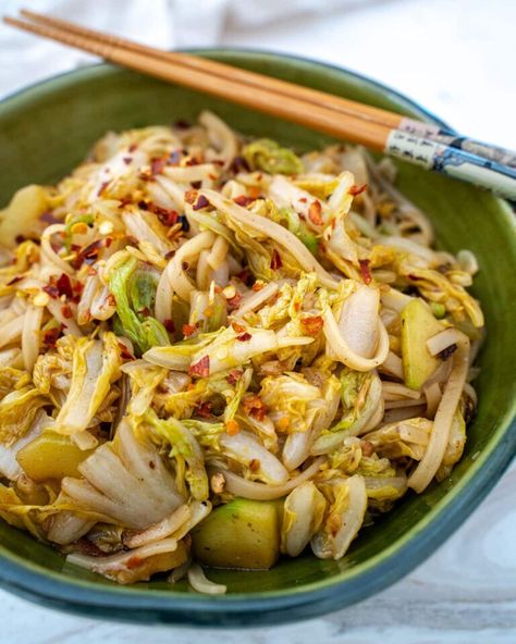 Napa Cabbage Recipes, Vegetables Dishes, Cabbage And Noodles, Cabbage Rice, Cabbage Stir Fry, Stir Fry Noodles, Fried Cabbage, Chinese Cabbage, Napa Cabbage