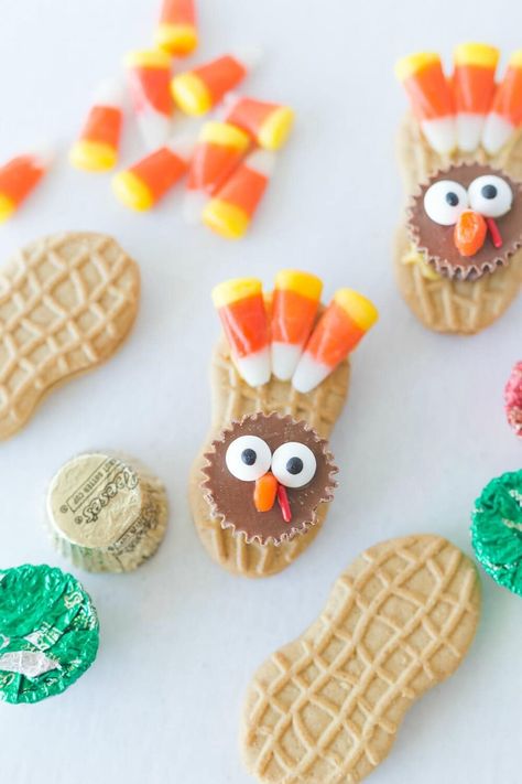 Turkey cookies - These Nutter Butter Thanksgiving cookies are the perfect festive treat for kids of any age. Your child will be eager to help both make and eat this fun party-ready dessert. Cookie Recipes Thanksgiving, Thanksgiving Turkey Treats, Thanksgiving Turkey Cookies, Butter Turkey, Thanksgiving Crafts For Toddlers, Turkey Treats, Thanksgiving Snacks, Easy Thanksgiving Crafts, Turkey Cookies