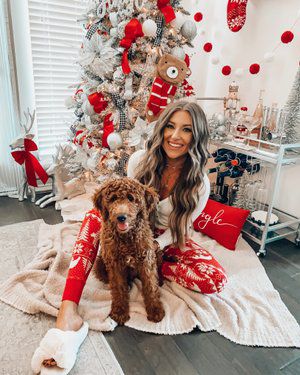 Dog Christmas Pictures With Owner, Christmas Puppies Pictures, Dog Family Pictures, Christmas Fashion Photography, Christmas Instagram Pictures, Dog Christmas Pictures, Christmas Pictures Outfits, Christmas Poses, Christmas Card Pictures