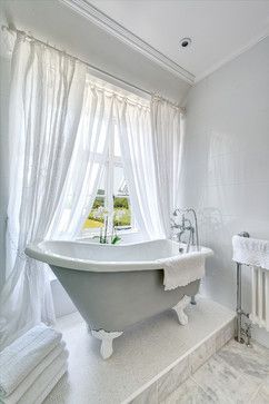 Claw foot bath on a raised floor. Love it Bathtub Makeover, Bathroom Window Curtains, Marley And Me, Traditional Bathrooms, Creative Bathroom, Roll Top Bath, Unique Shower Curtain, Shabby Chic Bathroom, Diy Bathroom Remodel