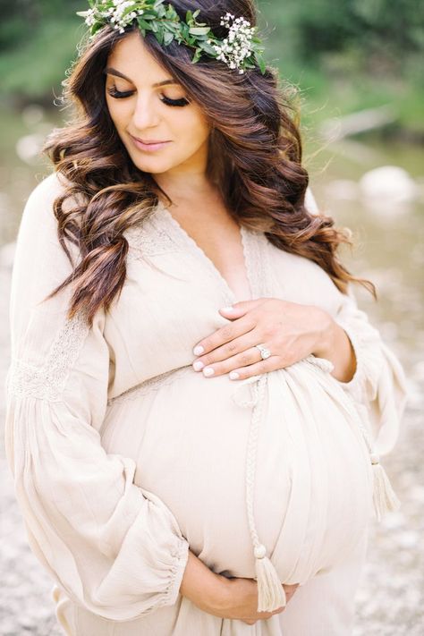 Summer Maternity Photography, Family Maternity Pictures, Maternity Photography Family, Maternity Photography Poses Outdoors, Maternity Dresses Photography, Outdoor Maternity Photos, Maternity Photo Outfits, Maternity Photography Poses Couple, Pregnancy Photos Couples