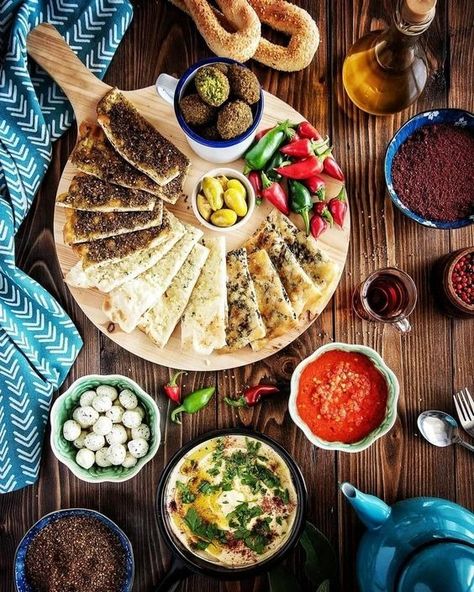 Arab Influencer Aesthetic, Arabic Brunch Ideas, Arab Brunch Ideas, Lebanese Food Platter, Arabic Breakfast Ideas Table, Arabic Food Table, Arabic Breakfast Platter, Lebanese Breakfast Table, Arab Breakfast Ideas