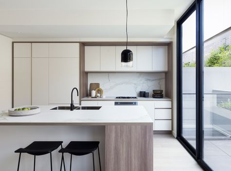 Image 15 of 24 from gallery of Cantala / SJB. Photograph by Aaron Puls Asymmetrical Kitchen, Kitchen Coffee Corner, Kitchen Minimal, Windows Modern, Ideas Para Cocinas, Contemporary Interior Design Ideas, Kitchen Ideas Decor, Ideas Cocina, Steel Windows