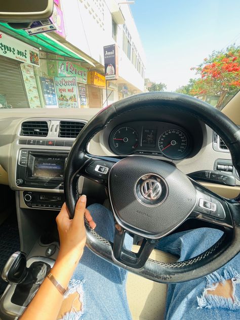 Aesthetic sunkissed inside car picture of wolkswegan 💛✨💫 Car Picture, Inside Car, Car Pictures, Nails