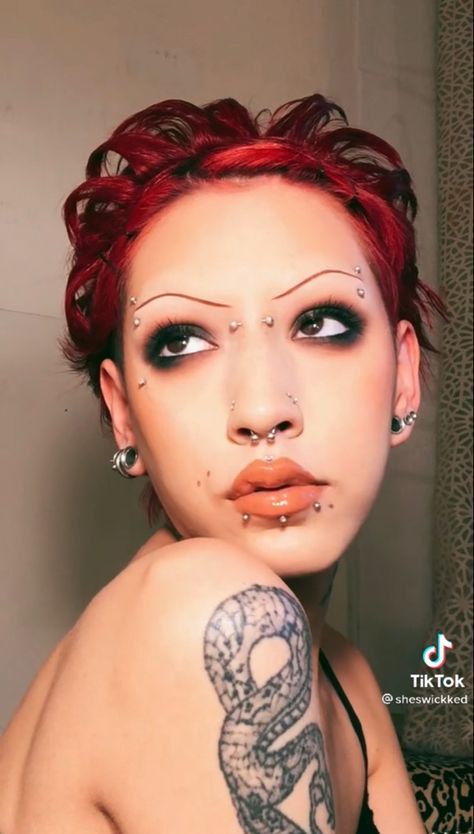 2000s Punk Rock Makeup, 90s Punk Rock Makeup, Nu Metal Makeup Looks, 2000s Punk Makeup, Soft Punk Makeup, 90s Nu Metal Fashion, Grunge Prom Hair, Pop Punk Makeup, Metal Makeup Looks