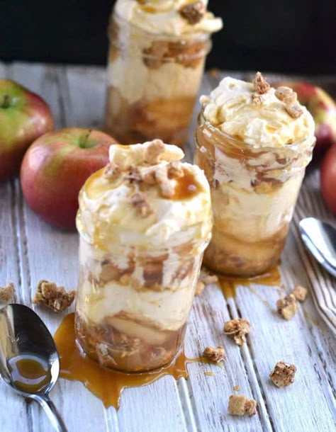 Apple Caramel Cheesecake, ขวดโหล Mason Jar, Mason Jar Cheesecake, Mason Jar Desserts Recipes, Caramel Cheesecake Recipes, Cheesecake Jars, Desserts In A Jar, Cake Jars, Jar Desserts