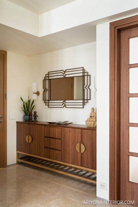 Modern Shoe Rack Entry Way, Entrance Partition Entryway, Entry Console With Mirror, Wooden Console Design, Enterance Idea Decoration, Foyer Interior Design Modern, Cabinets In Living Room, Vestibule Ideas Entryway, Foyer Shoe Cabinet