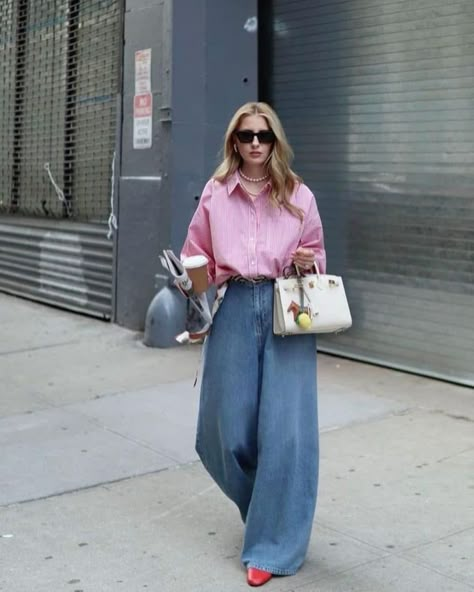 Confused by Barrel Jeans? Here's How To Master The Trend (AND 25+ Stylish Barrel Jean Outfit Ideas) - my fashion life Comfy Outfits For Work, Barrel Jeans Outfit, Jean Outfit Ideas, Barrel Leg Jeans, Outfit Elegantes, Wide Leg Jeans Outfit, Jean Outfit, Barrel Jeans, Moda Chic