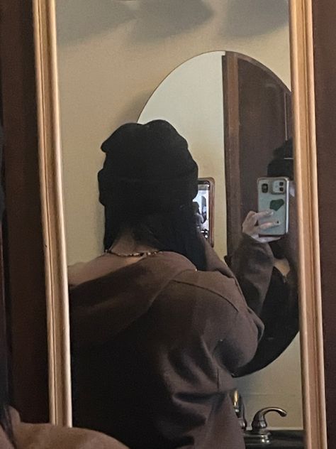 How To Style A Black Beanie, Beanies Aesthetic, Clean Grunge, Beanie Aesthetic, Baggy Clothes Aesthetic, Grunge Beanie, Alt Tiktok, Letter Aesthetic, Brunette Aesthetic