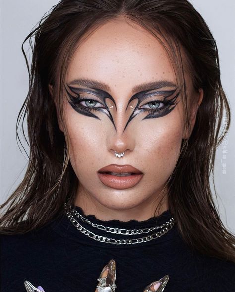 Upside Down Eyeshadow, Makeup Artist Look Ideas, Space Makeup Futuristic Make Up, Graphic Eyeliner Asian Eyes, Crazy Graphic Liner, Negative Eyeliner, Futuristic Eyeliner, Techno Makeup Rave, Avangard Makeup