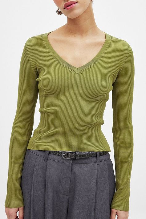 Ribbed Knitted V-Neck Top Green | NA-KD Swamp Green, Low Waist Jeans, New Years Outfit, Knitted Tops, Sleepwear Sets, New Version, Top Hat, Lingerie Sleepwear, V Neck Tops