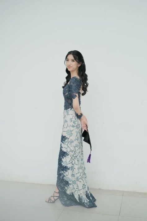 Model Kebaya Wisuda, Kebaya Graduation, Model Dress Kebaya, Kebaya Modern Dress, Dress Kebaya, Batik Modern, Batik Kebaya, Simple Bridesmaid Dresses, Gaun Fashion