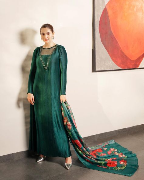 Green Colour Dress, Dresses For Women Traditional, Indian Formal Wear, Ethnic Fashion Indian, Designer Dresses Elegant, Pakistani Party Wear Dresses, Hania Amir, Velvet Dress Designs, Latest Dress Design