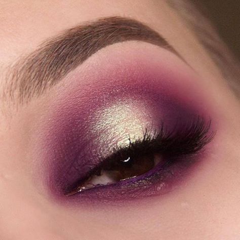 Limelight ✨🔮 @anatomiqe created this whimsical halo-eye using our eyeshadow in 'Eresia' and 'Petra' for the outer corners and 'Zoe' in the center 🌙 #nabla #nablacosmetics Makeup By Age, Halo Eyes, Nabla Cosmetics, Halo Eye Makeup, Dark Smokey Eye, Makeup Ojos, Morning Makeup, Eye Makeup Ideas, Best Eye Makeup