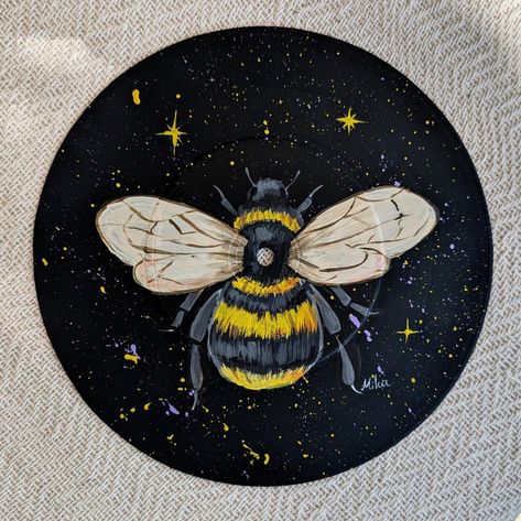 Bringing a little buzz to the stars 🌟🐝 My latest vinyl record painting features a bee surrounded by twinkling stars ✨ #art #beepainting #mihaartstuff #vinylrecords Vinyl Painting Ideas, Record Painting Ideas, Painted Vinyl Record, Vinyl Record Painting, Painted Records, Vinyl Paintings, Vinyl Record Crafts, Painted Vinyl Records, Record Crafts