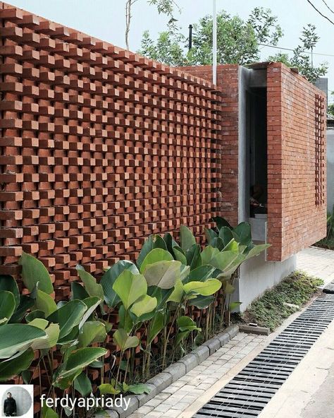 Stunning Boundary Wall Design Ideas: Give Your Home a Unique Look | Exterior House If you're searching for a way to elevate your home's exterior design, consider adding a compound boundary wall. A boundary wall is a great way to add privacy and security to any home, and there are a variety of ways to style it to fit your home's aesthetic. Boundary Wall Design Ideas, Garden Fencing Ideas, Boundary Wall Design, Fences Ideas, Garden Fence Ideas, Compound Wall Design, Wall Design Ideas, Garden Fence Art, Garden Fences